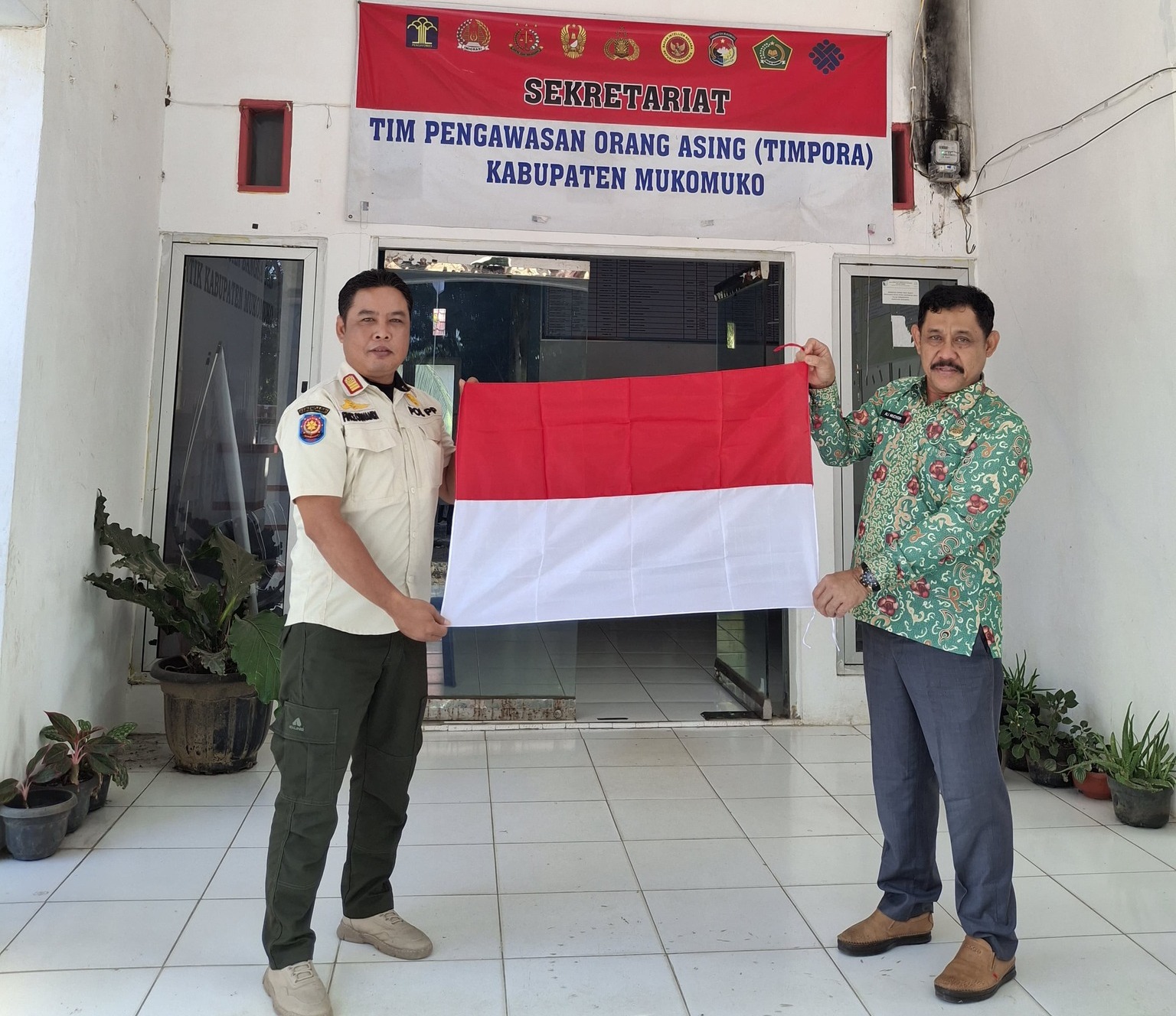 PENYERAHAN BENDERA MERAH PUTIH DARI DINAS SATPOL PP KEPADA BADAN KESBANGPOL MUKOMUKO